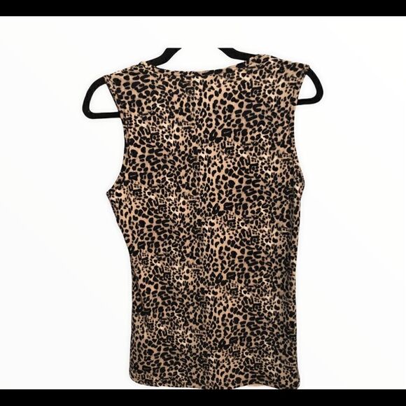 Vince Camuto leopard print sleeveless top. Drawstring tie down front. - Picture 5 of 8